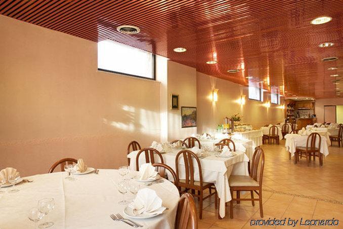 Dropiluc Hotel Druento Ресторант снимка